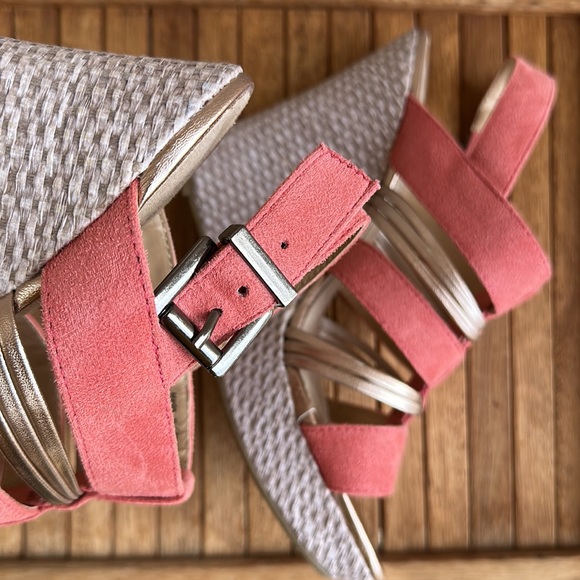 Call it Spring wedge heel platform sandals coral suede and rose gold size 7 1/2 - Picture 9 of 10